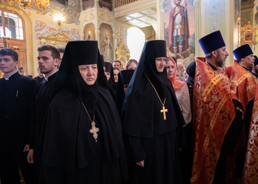 Саратовцы встретили Благодатный огонь из Иерусалима