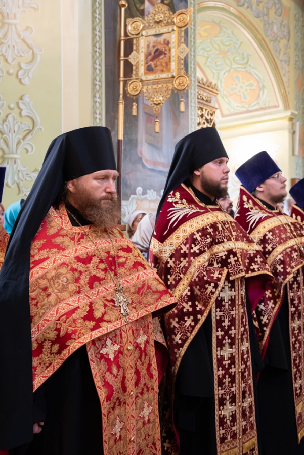 Саратовцы встретили Благодатный огонь из Иерусалима