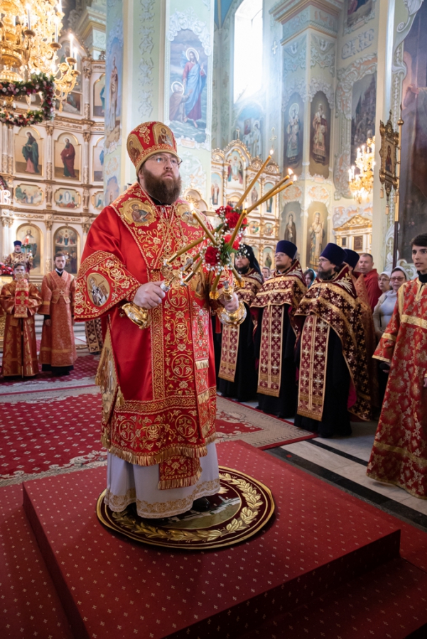 Саратовцы встретили Благодатный огонь из Иерусалима