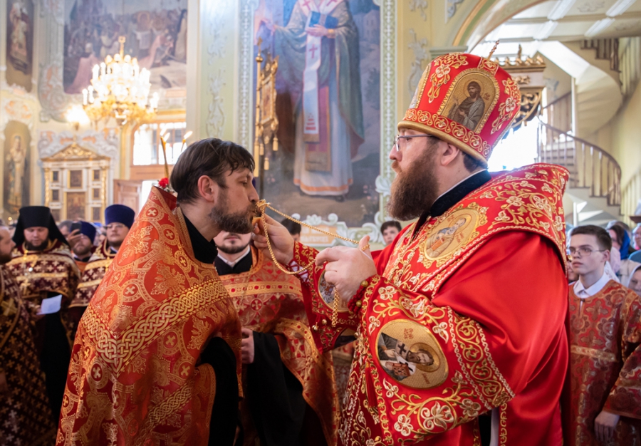 Саратовцы встретили Благодатный огонь из Иерусалима