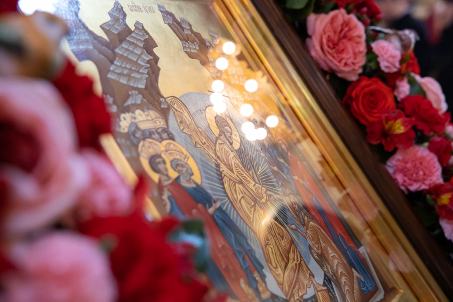 Саратовцы встретили Благодатный огонь из Иерусалима