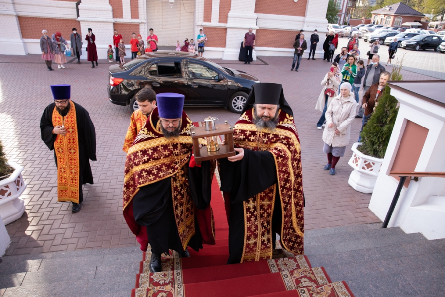 Саратовцы встретили Благодатный огонь из Иерусалима