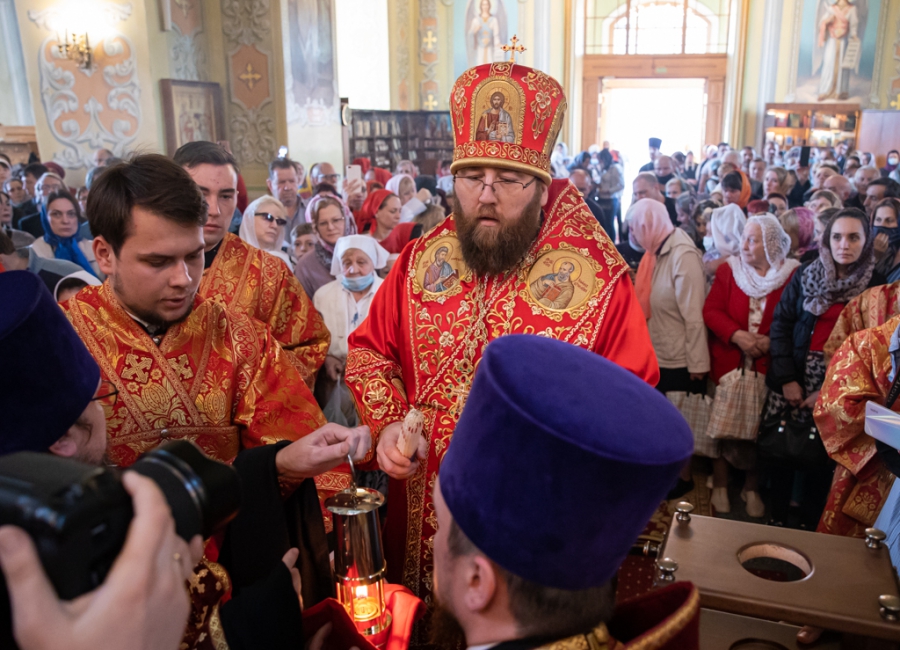 Саратовцы встретили Благодатный огонь из Иерусалима