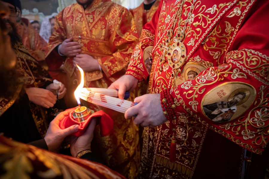 Саратовцы встретили Благодатный огонь из Иерусалима