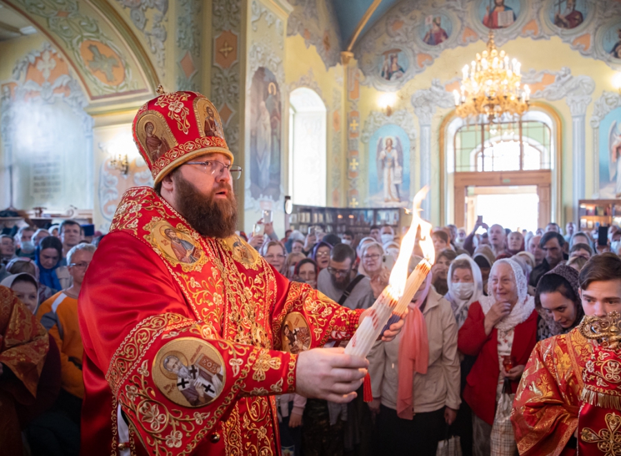 Саратовцы встретили Благодатный огонь из Иерусалима
