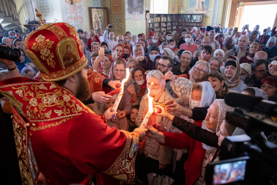 Саратовцы встретили Благодатный огонь из Иерусалима
