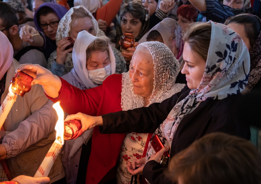 Саратовцы встретили Благодатный огонь из Иерусалима