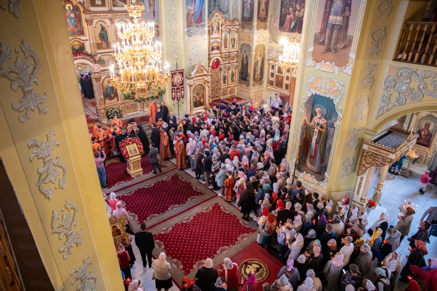 Саратовцы встретили Благодатный огонь из Иерусалима