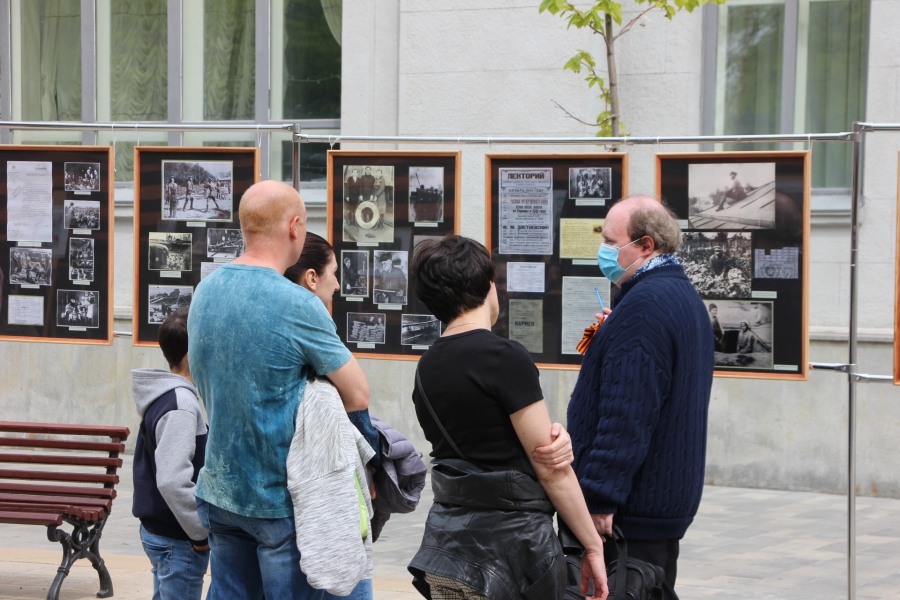 На Волжской выставка ко Дню Победы совпала с заменой плитки