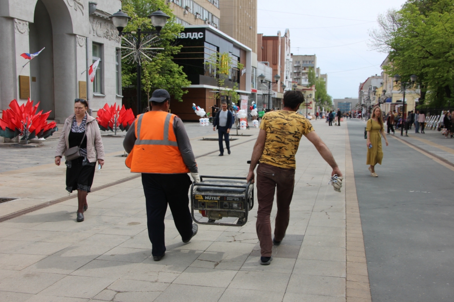 На Волжской выставка ко Дню Победы совпала с заменой плитки