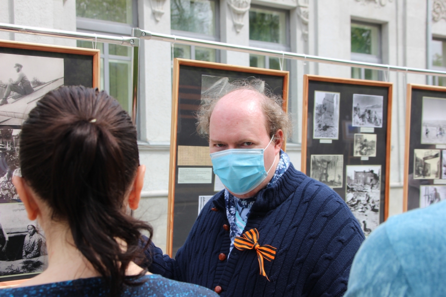 На Волжской выставка ко Дню Победы совпала с заменой плитки