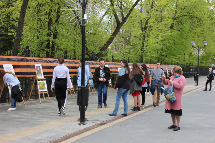 На Волжской выставка ко Дню Победы совпала с заменой плитки