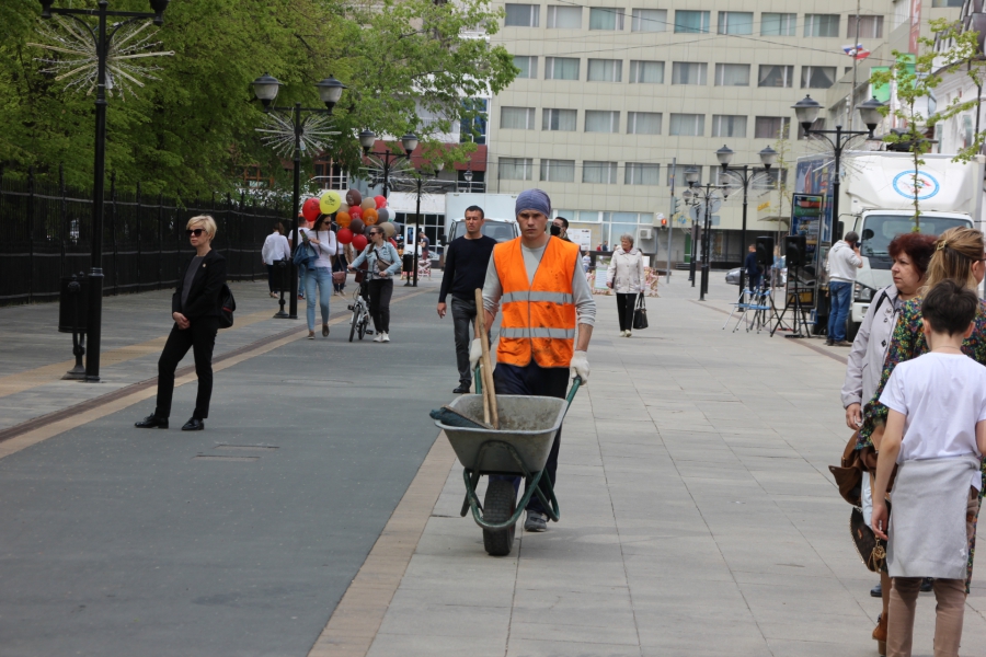 На Волжской выставка ко Дню Победы совпала с заменой плитки