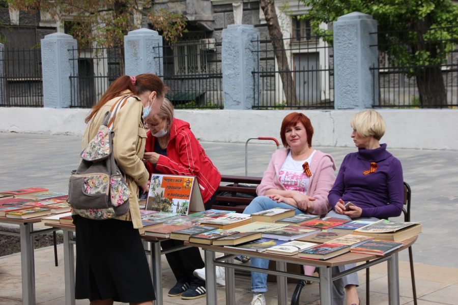 На Волжской выставка ко Дню Победы совпала с заменой плитки