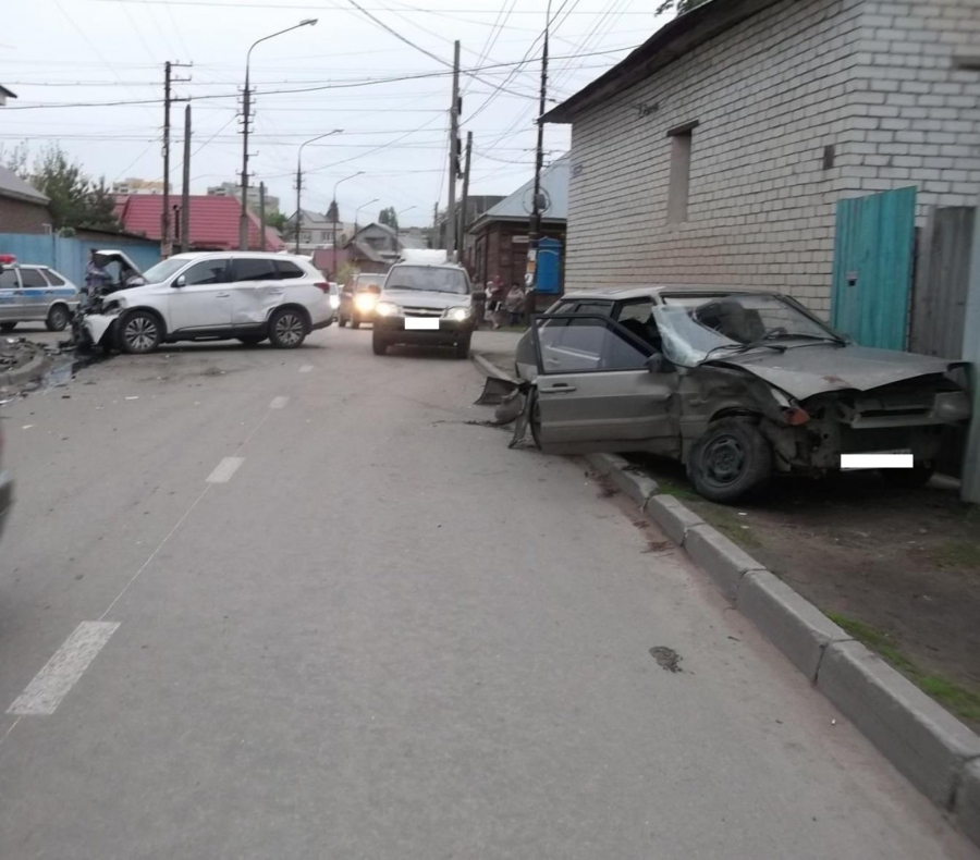 В Энгельсе «ВАЗ» врезался в кроссовер и отлетел в дом