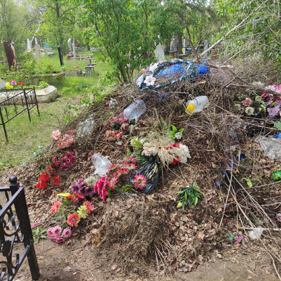В Балакове рядом с могилами устроили свалку мусора