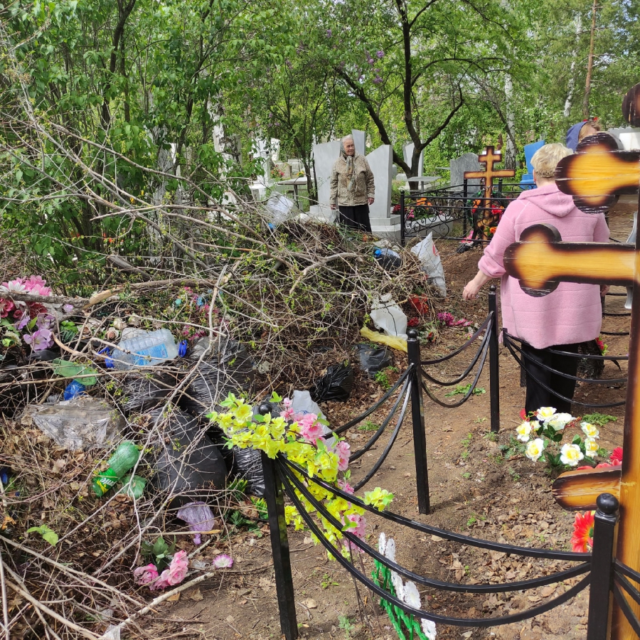 В Балакове рядом с могилами устроили свалку мусора