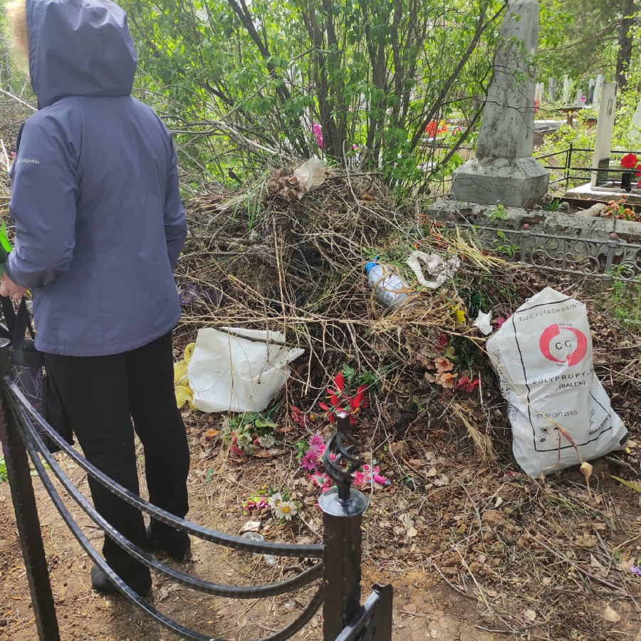 В Балакове рядом с могилами устроили свалку мусора