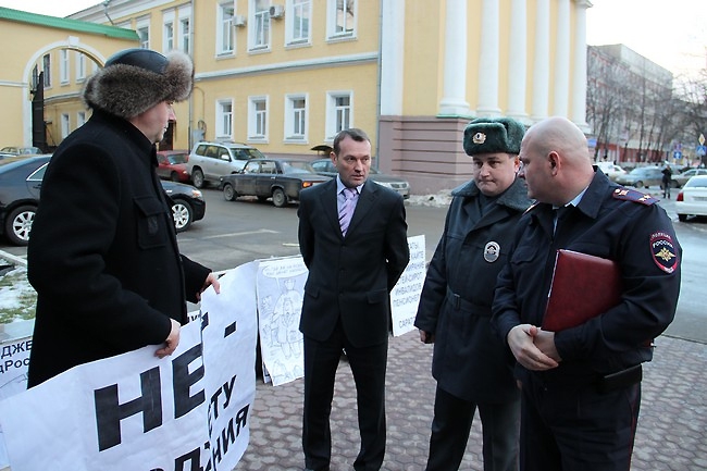 Коммунисты устроили флеш-моб против бюджета Саратова