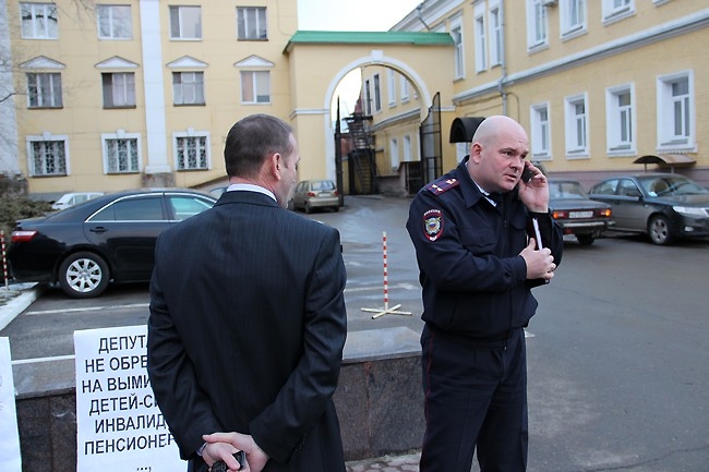 Коммунисты устроили флеш-моб против бюджета Саратова