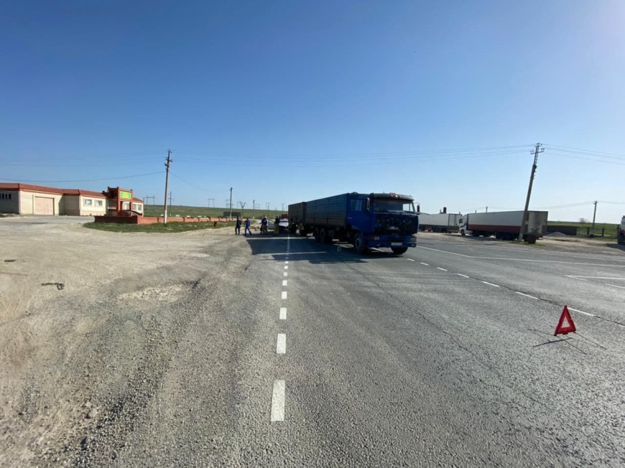 Девушка пострадала в столкновении «КамАЗа» с легковушкой на трассе