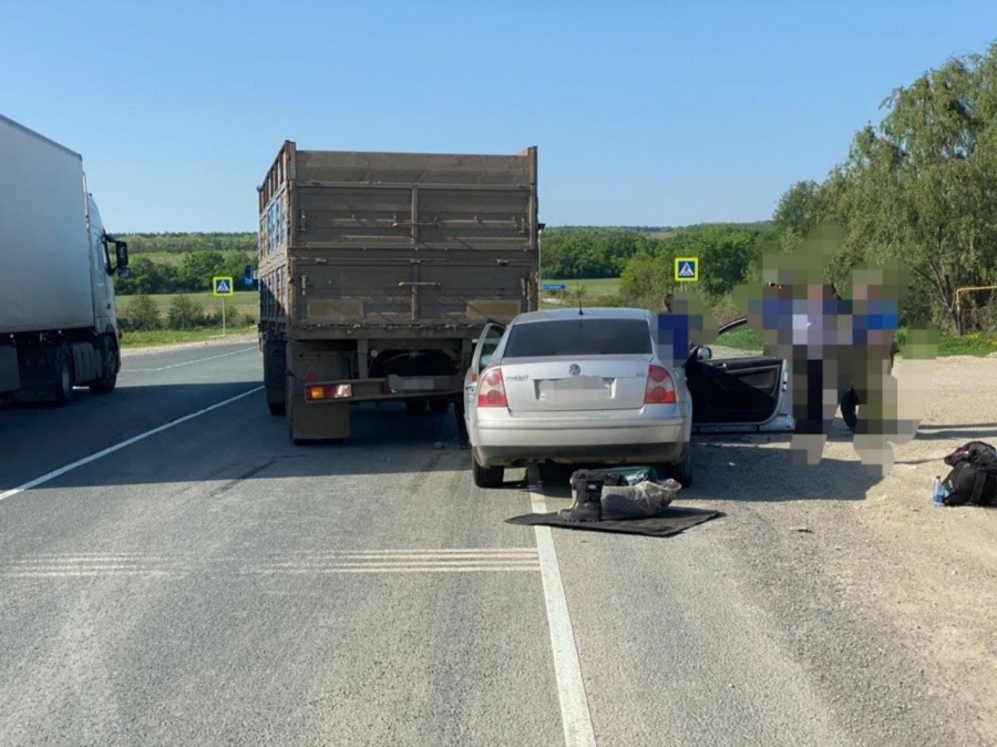 Девушка пострадала в столкновении «КамАЗа» с легковушкой на трассе