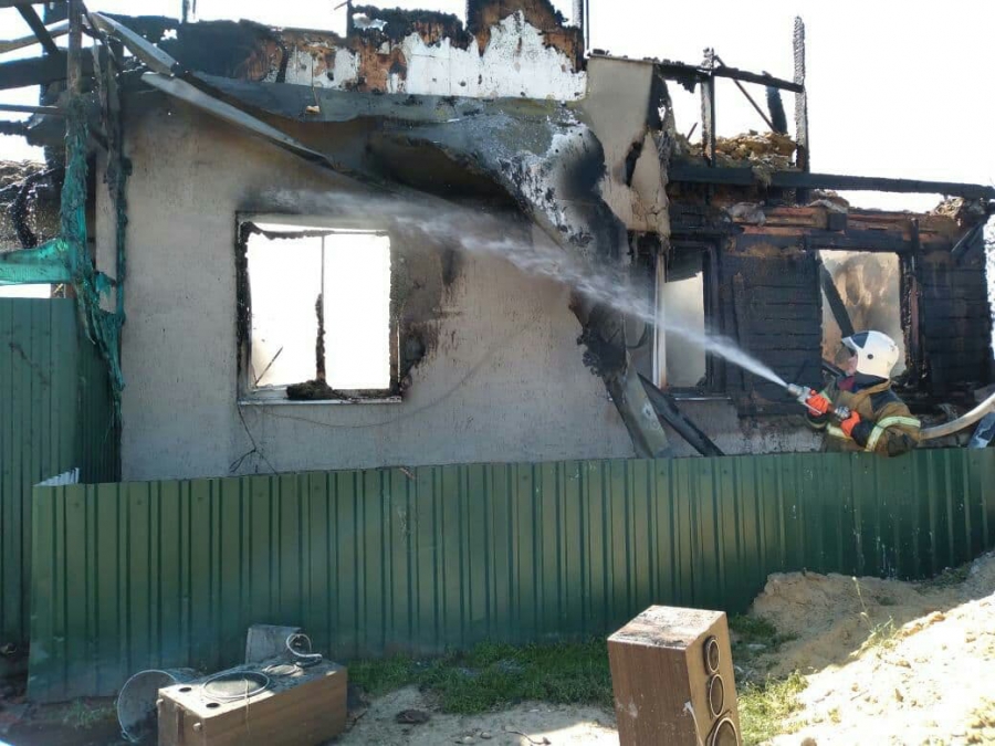 В Красноармейске пылали два частных дома