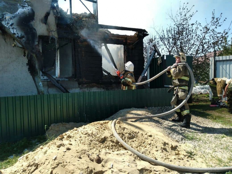 В Красноармейске пылали два частных дома