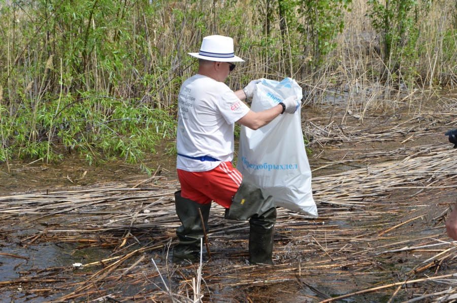 С пляжа «Городские пески» вывезли более 250 кг мусора