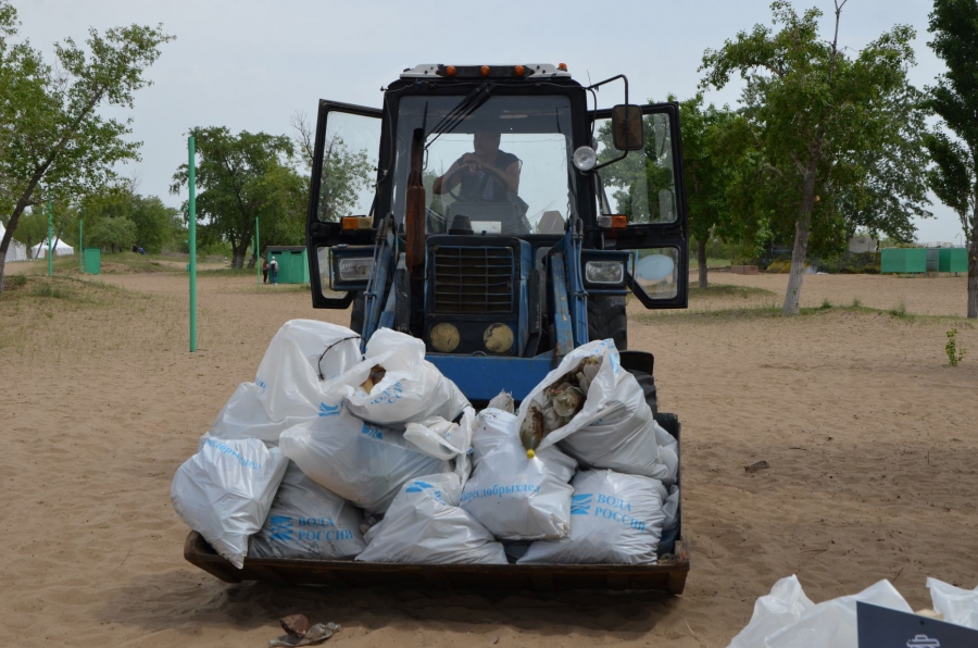 С пляжа «Городские пески» вывезли более 250 кг мусора