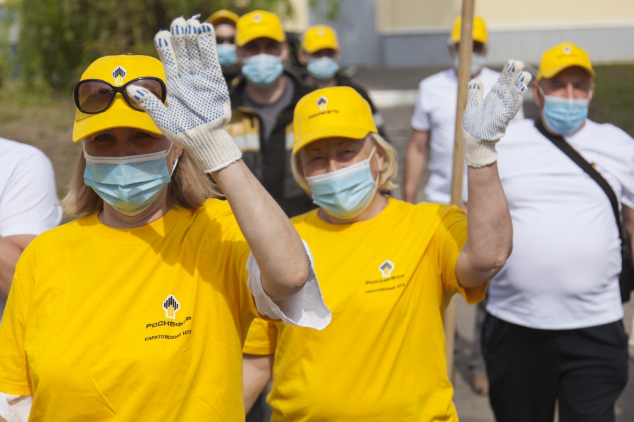 Работники Саратовского НПЗ приняли участие в экологической акции по озеленению Заводского района