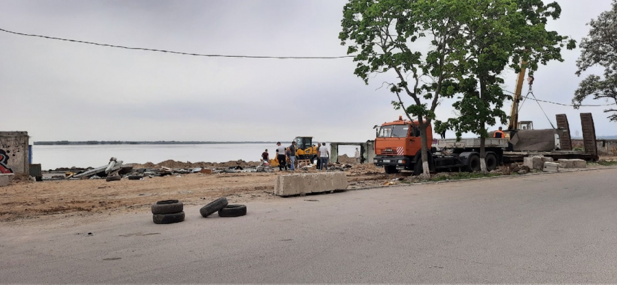 На новой набережной Саратова начали сносить старые гаражи