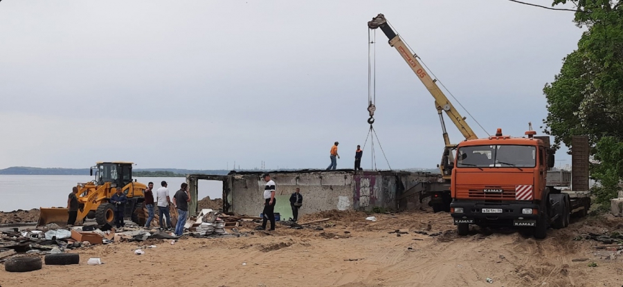 На новой набережной Саратова начали сносить старые гаражи