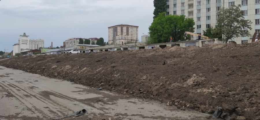 На новой набережной Саратова начали сносить старые гаражи