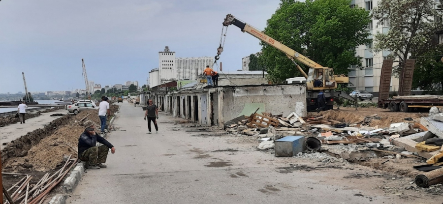 На новой набережной Саратова начали сносить старые гаражи