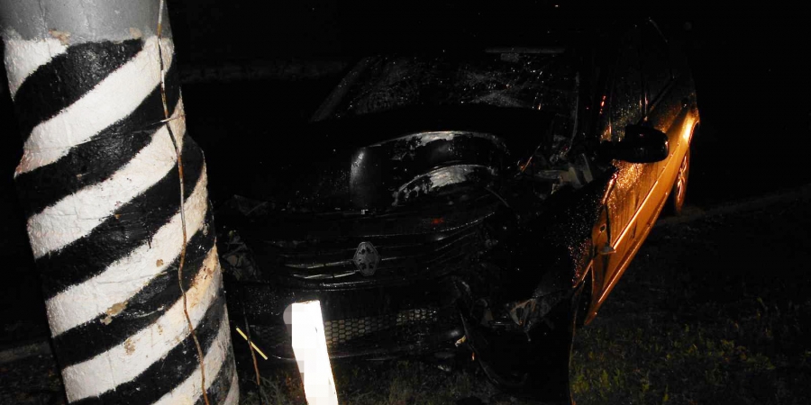 В Энгельсе парень на «Логане» влетел в столб и покалечил пассажирку