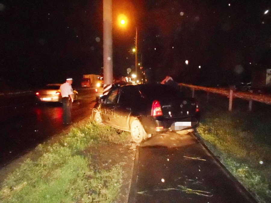 В Энгельсе парень на «Логане» влетел в столб и покалечил пассажирку