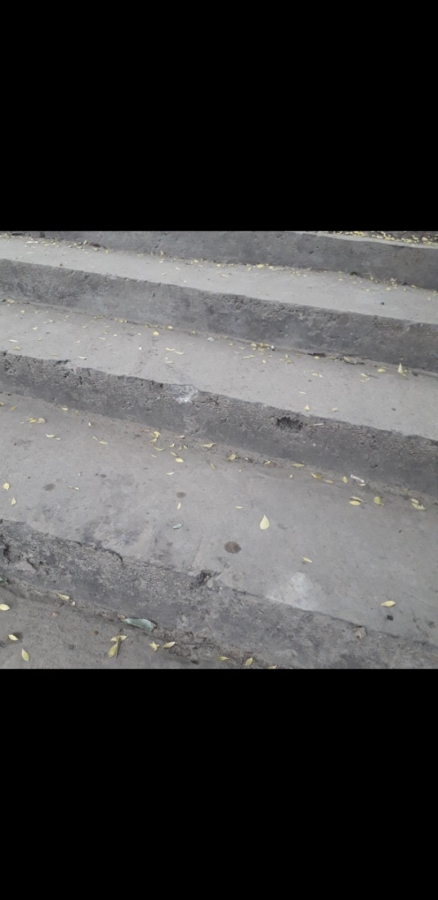 В Светлом коммунальщики разрушили асфальт на набережной во время уборки