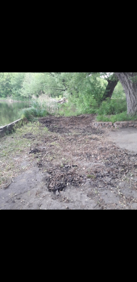 В Светлом коммунальщики разрушили асфальт на набережной во время уборки