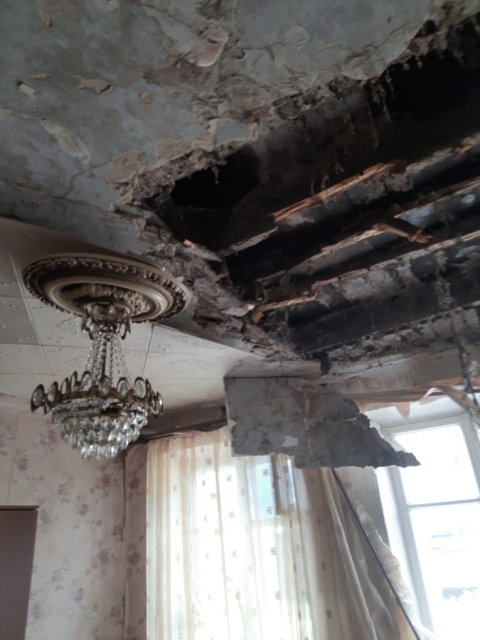 В Пугачеве проживание в квартире с рухнувшим потолком признали опасным