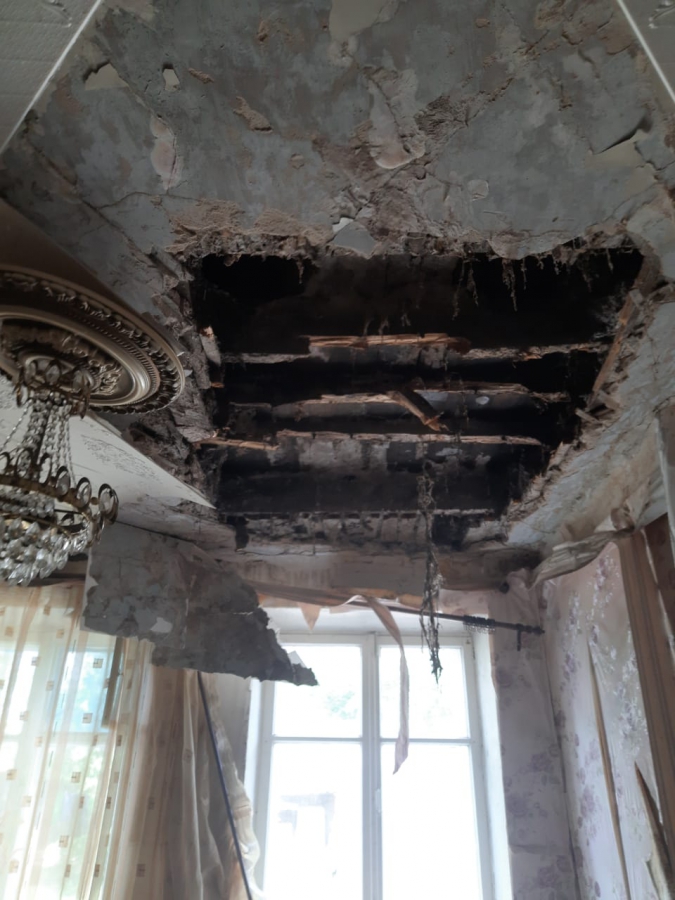 В Пугачеве проживание в квартире с рухнувшим потолком признали опасным