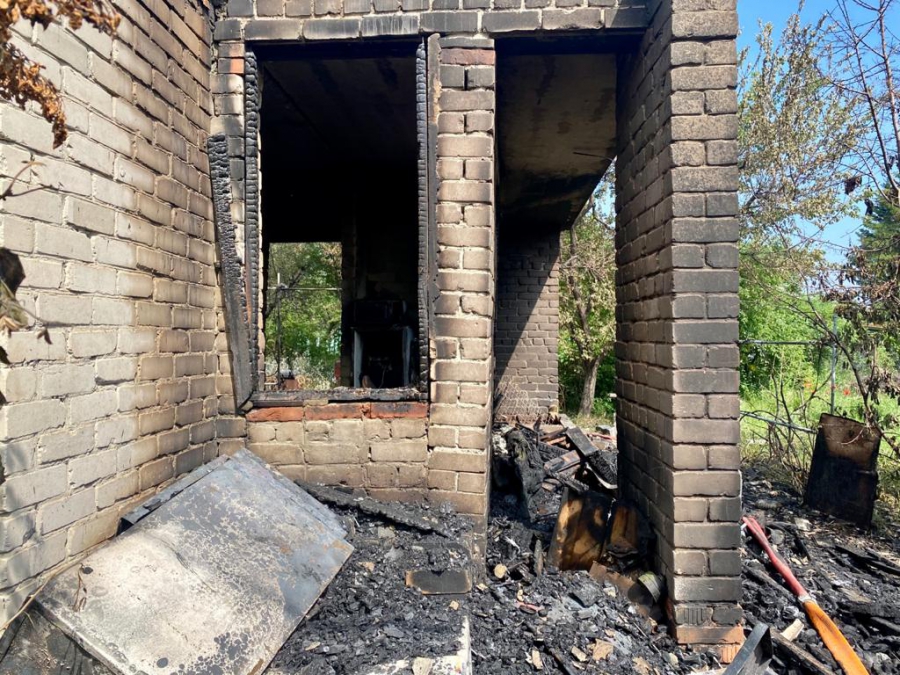 В сгоревшем дачном домике в Широком Буераке нашли тело мужчины