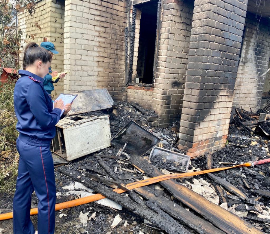 В сгоревшем дачном домике в Широком Буераке нашли тело мужчины