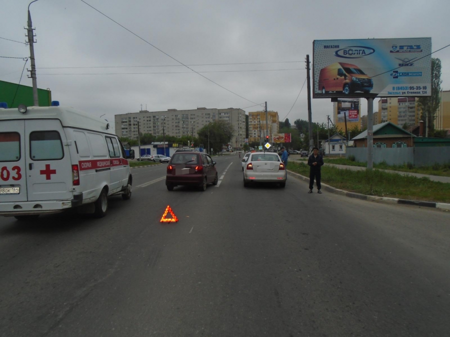 В Энгельсе девушку сбили сразу две машины