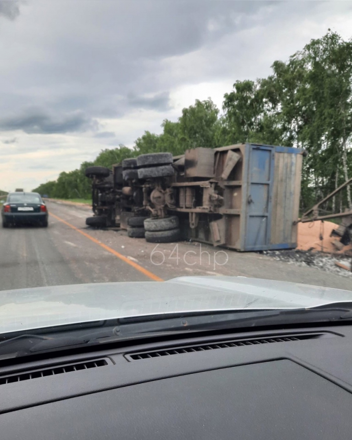 На трассе возле Калининска опрокинулся «КамАЗ» с зерном