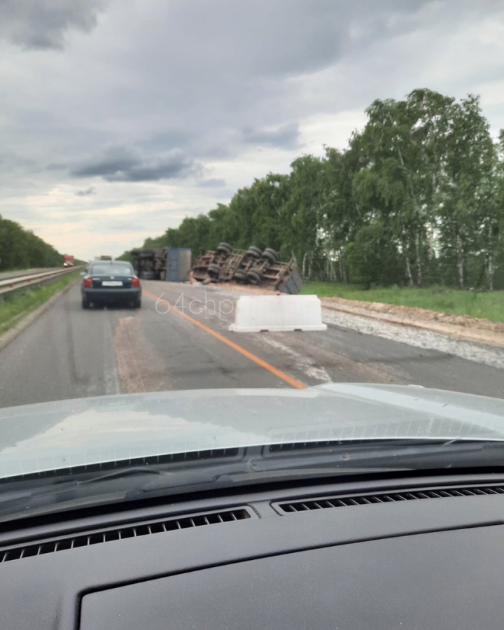 На трассе возле Калининска опрокинулся «КамАЗ» с зерном