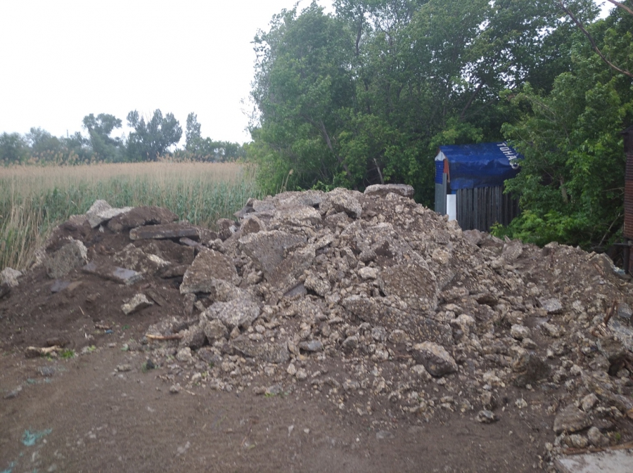 В Балакове возле озера устроили свалку из демонтированных тротуаров