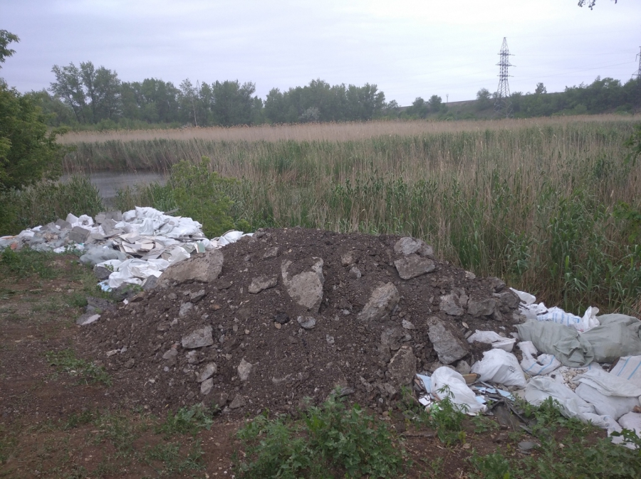 В Балакове возле озера устроили свалку из демонтированных тротуаров