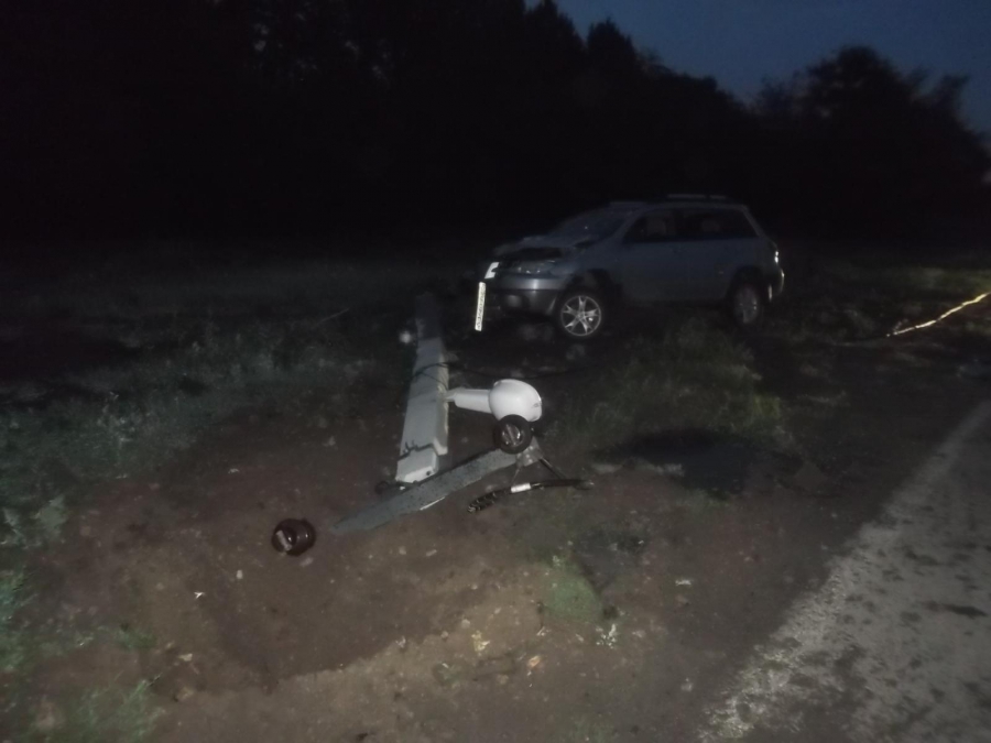 В Энгельсе два человека пострадали в столкновении кроссовера со столбом