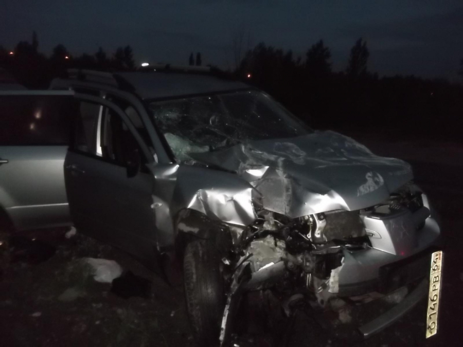 В Энгельсе два человека пострадали в столкновении кроссовера со столбом